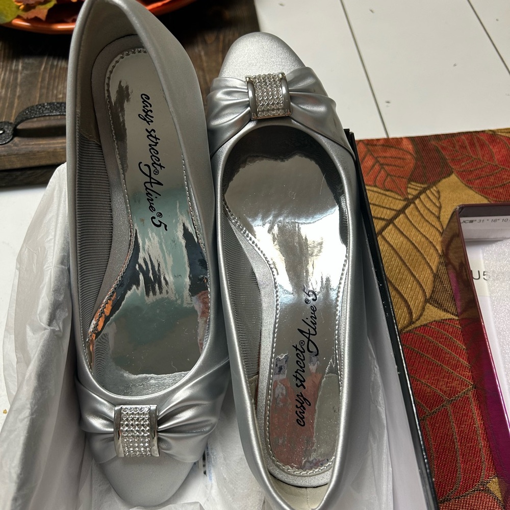 Easy Street Women's Metallic Silver Flats with Bow